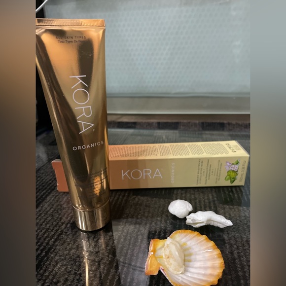 Kora Organics Turmeric Brightening &
Exfoliating Mask 2-in-1 | 100ml - Picture 3 of 7